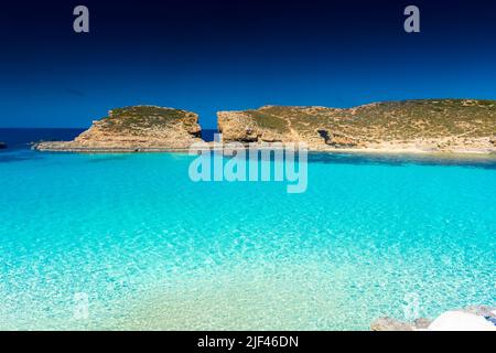 Erstaunliches kristallklares Wasser in der Blauen Lagune von Comino Island, Malta Stockfoto