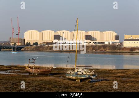 März 2022 Cumbria Coast Path - - BAE Systems Devonshire Dock Halls Barrow in Furness Stockfoto