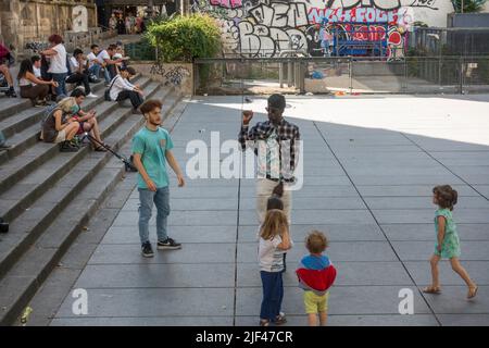 Kinder und Jugendliche im Place Igor Strawinsky, einem berühmten öffentlichen Platz direkt neben dem Centre Pompidou, Paris, Frankreich. Stockfoto