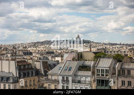 Blick auf typische pariser Gebäude vom Centre Centre Centre de la Centre in Richtung Montmartre, Sacre Coeur im Hintergrund, Paris, Frankreich. Stockfoto