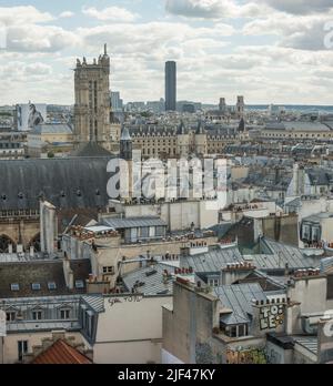Blick auf typische pariser Gebäude aus dem Centre Centre Centre Centre Centre de Centre, mit Kathedrale Notre Dame, Paris, Frankreich. Stockfoto