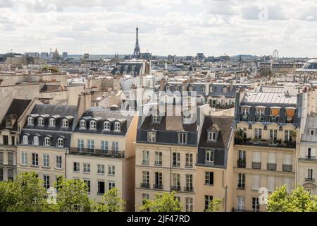 Blick auf typische pariser Gebäude aus dem Centre Centre Centre de la Centre mit eiffelturm im Hintergrund, Paris, Frankreich. Stockfoto