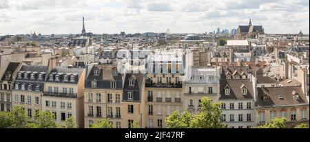 Blick auf typische pariser Gebäude aus dem Centre Centre Centre de la Centre mit eiffelturm im Hintergrund, Paris, Frankreich. Stockfoto