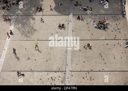 Touristen sitzen auf dem Platz vor dem Centre Georges Pompidou, Place Georges Pompidou, Luftaufnahme, Beaubourg. Paris, Frankreich. Stockfoto