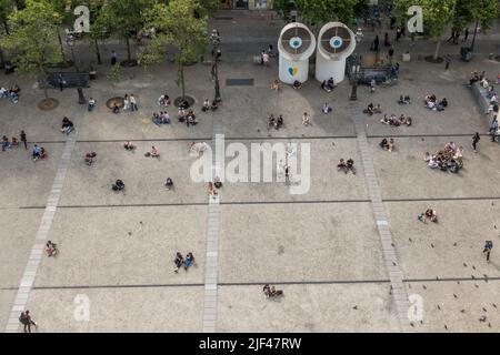 Touristen sitzen auf dem Platz vor dem Centre Georges Pompidou, Place Georges Pompidou, Luftaufnahme, Beaubourg. Paris, Frankreich. Stockfoto