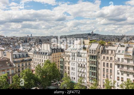 Blick auf typische pariser Gebäude vom Centre Centre Centre de la Centre in Richtung Montmartre, Sacre Coeur im Hintergrund, Paris, Frankreich. Stockfoto