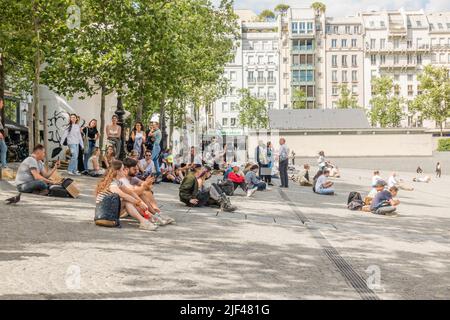 Touristen sitzen auf dem Platz vor dem Centre Georges Pompidou, Place Georges Pompidou, Beaubourg. Paris, Frankreich. Stockfoto