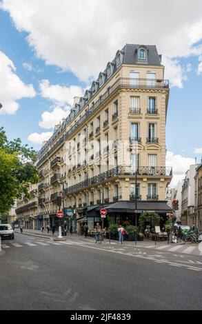 Alte Pariser Gebäude, Haussmann-Architektur, Restaurant-Bar. L' adresse. Paris Frankreich. Stockfoto