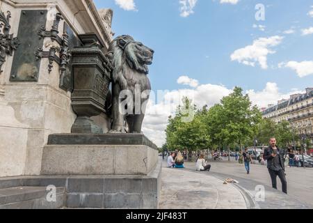 Löwenstatue Teil der Marianne-Statue, Place de la république, Monument à la République, Platz der Republik, Paris, Frankreich. Stockfoto