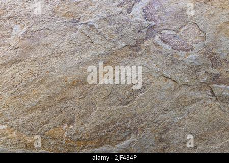 Steinschiefer in natürlichen Tönen und mit einer rustikalen Oberfläche Stockfoto