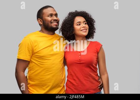 Gerne afrikanische amerikanische Paar umarmen Stockfoto