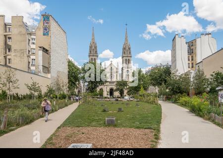 Jardin Truillot, Stadtpark im 11.. Arrondissement Paris, mit der Kirche Saint-Ambroise, Jardin Truillot, Paris, Frankreich. Stockfoto