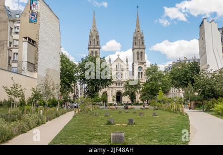 Jardin Truillot, Stadtpark im 11.. Arrondissement Paris, mit der Kirche Saint-Ambroise, Jardin Truillot, Paris, Frankreich. Stockfoto