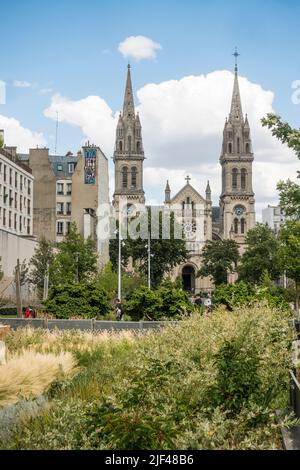 Jardin Truillot, Stadtpark im 11.. Arrondissement Paris, mit der Kirche Saint-Ambroise, Jardin Truillot, Paris, Frankreich. Stockfoto