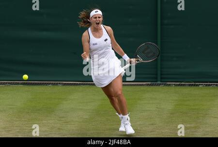 Der Belgier Greet Minnen feiert am Mittwoch, den 29. Juni 2022, ein Tennisspiel gegen die spanische Muguruza im ersten Runde des Damen-Einzelturniers beim Wimbledon Grand Slam-Tennisturnier 2022 im All England Tennis Club im Südwesten Londons, Großbritannien. Das Spiel wurde gestern mit dem Minnen-Gewinn 6-4 der erste Satz. BELGA FOTO BENOIT DOPPAGNE Stockfoto