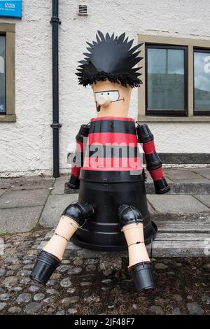 Settle Flowerpot Festival 2022 findet im Juli und August statt.Dennis The Menace sitzt vor der Oasis Dental Practice. Stockfoto