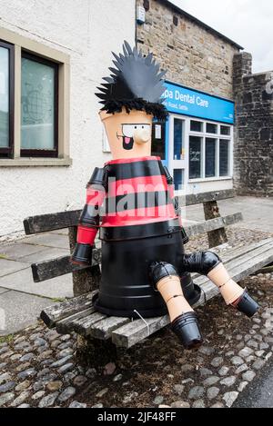 Settle Flowerpot Festival 2022 findet im Juli und August statt.Dennis The Menace sitzt vor der Oasis Dental Practice. Stockfoto