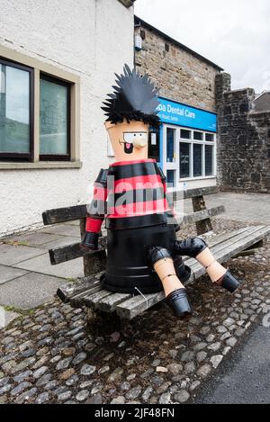 Settle Flowerpot Festival 2022 findet im Juli und August statt.Dennis The Menace sitzt vor der Oasis Dental Practice. Stockfoto