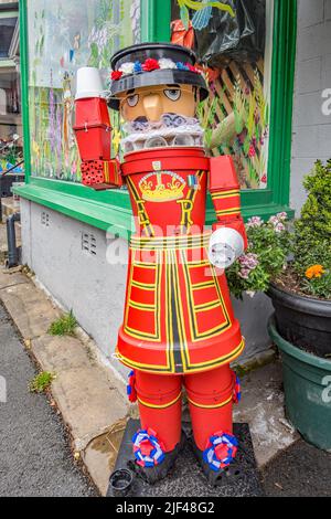 Das Settle Flowerpot Festival 2022 findet im Juli und August statt. Diese Yeoman muss eine Pause vom Tower of London machen Stockfoto