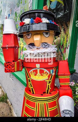 Das Settle Flowerpot Festival 2022 findet im Juli und August statt. Diese Yeoman muss eine Pause vom Tower of London machen. Stockfoto