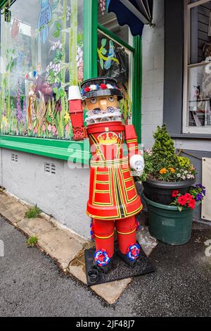 Das Settle Flowerpot Festival 2022 findet im Juli und August statt. Diese Yeoman muss eine Pause vom Tower of London machen. Stockfoto