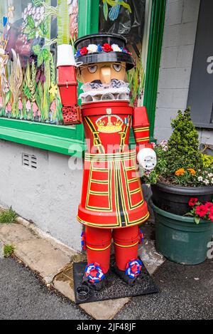 Das Settle Flowerpot Festival 2022 findet im Juli und August statt. Diese Yeoman muss eine Pause vom Tower of London machen. Stockfoto