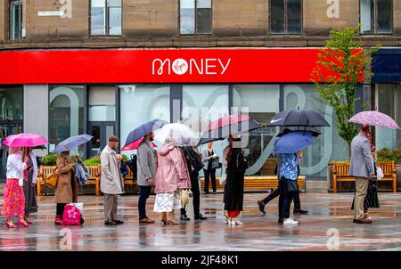 Dundee, Tayside, Schottland, Großbritannien. 29.. Juni 2022. Wetter in Großbritannien. Die Kombination aus unerwarteten, starken Regengüssen und Feuchtigkeit führte in bestimmten Gebieten Nordostschottlands zu Temperaturen von über 17 Grad Studenten der Dundee University und ihre Familien werden am Graduation Day von schweren, verstreuten Schauern auf dem City Square und der Caird Hall im Stadtzentrum von Dundee aus der Wache genommen. Kredit: Dundee Photographics/Alamy Live Nachrichten Stockfoto