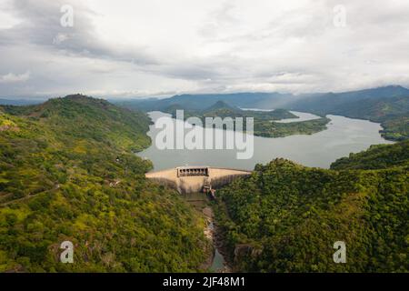 Draufsicht auf den Victoria Dam auf einem Stausee und einem Wasserkraftwerk in den Bergen Sri Lankas. Stockfoto