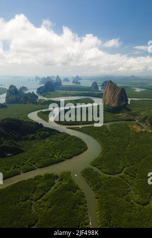 Luftaufnahme eines swingenden Flusses durch eine Reihe von Kalksteinen in der Phang Nga Bay Stockfoto