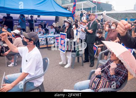 Kundgebung mit der Forderung nach dem Rücktritt des südkoreanischen Präsidenten Yoon, 25. Juni 2022: Die Menschen nehmen an einer Kundgebung mit der Forderung nach dem Rücktritt des südkoreanischen Präsidenten Yoon Suk-Yeol und der First Lady Kim Keon-Hee in Seoul, Südkorea, Teil. (Foto von Lee Jae-won/AFLO) (SÜDKOREA) Stockfoto