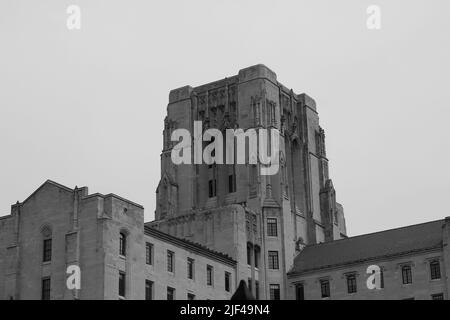 Ein gigantischer und aufwändiger gotischer Steinturm mit mittelalterlichen Einflüssen in Schwarz und Weiß. Stockfoto