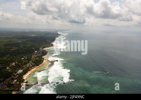 Die Küste mit Stränden und Hotels. Touristenresort. Unawatuna, Sri Lanka. Stockfoto