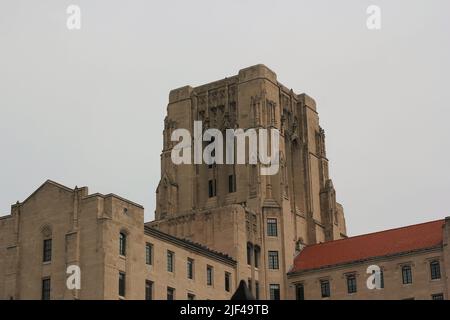 Ein gigantischer und aufwändiger gotischer Steinturm mit mittelalterlichen Einflüssen. Stockfoto