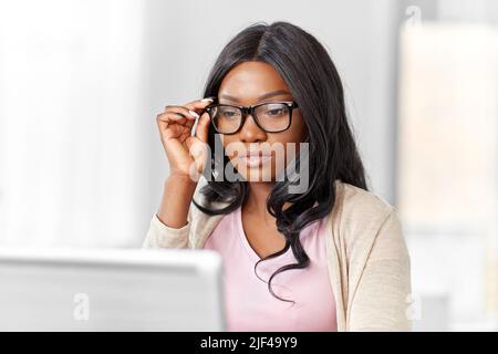 afrikanerin mit Laptop, die im Heimbüro arbeitet Stockfoto