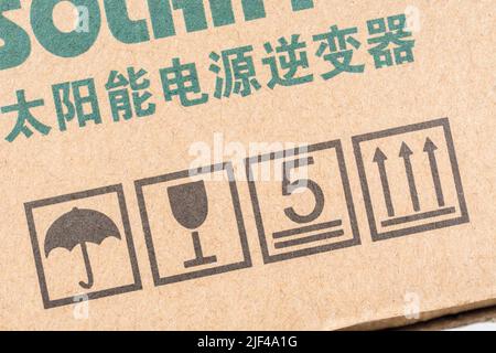 Chinesische Solar-Wechselrichter-Verpackungsbox mit bedruckten internationalen Verpackungssymbolen. Symbol trocken halten, Symbol aufrecht halten, Box stapeln, zerbrechlich. Stockfoto