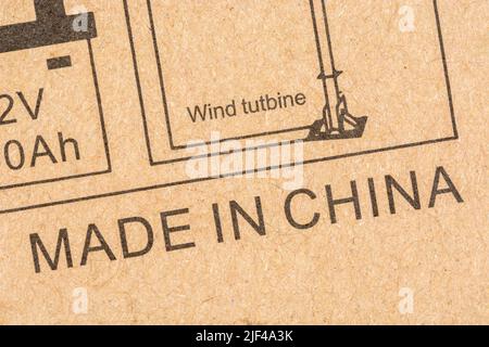 Solarbetriebene Geräte (Inverter) mit den Worten Made in China. Für China-Exporte, China-Handel, China-Outsourcing, chinesische Exporte, Außenhandel. Stockfoto