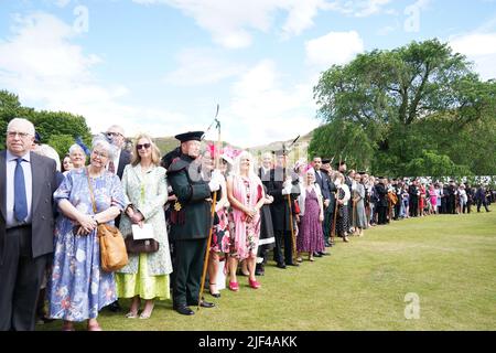 Gäste während einer Gartenparty im Palace of Holyroodhouse in Edinburgh. Die Party ist Teil der traditionellen Reise der Queen nach Schottland für die Holyrood Week. Bilddatum: Mittwoch, 29. Juni 2022. Stockfoto