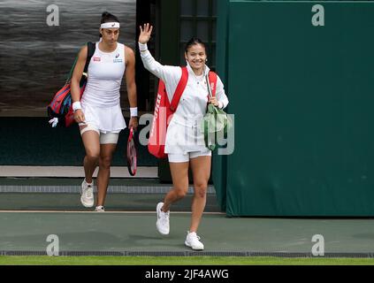 Emma Raducanu macht sich vor ihrem Spiel gegen Caroline Garcia am dritten Tag der Wimbledon Championships 2022 beim All England Lawn Tennis and Croquet Club in Wimbledon auf den Platz. Bilddatum: Mittwoch, 29. Juni 2022. Stockfoto