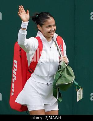 Emma Raducanu macht sich vor ihrem Spiel gegen Caroline Garcia am dritten Tag der Wimbledon Championships 2022 beim All England Lawn Tennis and Croquet Club in Wimbledon auf den Platz. Bilddatum: Mittwoch, 29. Juni 2022. Stockfoto