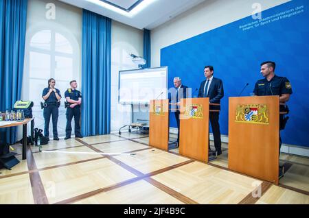 München, Bayern, Deutschland. 29.. Juni 2022. Der bayerische Justizminister Georg Eisenreich stellte zusammen mit dem Innenminister Joachim Herrmann Berichte über Gewalt gegen Polizisten in Bayern vor. (Bild: © Sachelle Babbar/ZUMA Press Wire) Stockfoto