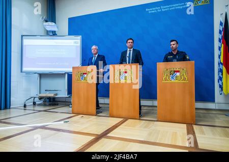 München, Bayern, Deutschland. 29.. Juni 2022. Der bayerische Justizminister Georg Eisenreich stellte zusammen mit dem Innenminister Joachim Herrmann Berichte über Gewalt gegen Polizisten in Bayern vor. (Bild: © Sachelle Babbar/ZUMA Press Wire) Stockfoto