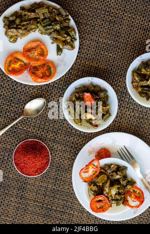 Bhindi Masala,Bharwa Bhindi do Pyaza wird in Butter und Gewürzen sautierte Okra gewürfelt.serviert mit Naan und gegrillten Tomaten in Indien und Pakistan.Nahaufnahme. Stockfoto