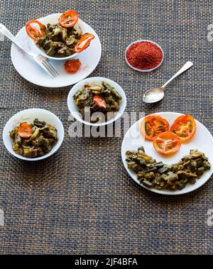 Bhindi Masala,Bharwa Bhindi do Pyaza wird in Butter und Gewürzen sautierte Okra gewürfelt.serviert mit Naan und gegrillten Tomaten in Indien und Pakistan.Nahaufnahme. Stockfoto