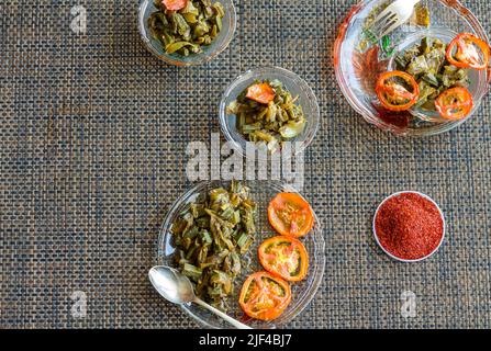 Gewürfelte Okra sautiert in Butter, indische Gewürze - Lorbeerblatt, Paprika, Fenchel und Zwiebel. Bhindi Masala oder Bharwa Bhindi oder Lady's Finger genannt, ist es würzig. Stockfoto