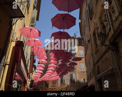 Grasse Frankreich rosa Farbe Regenschirme Straße Stockfoto