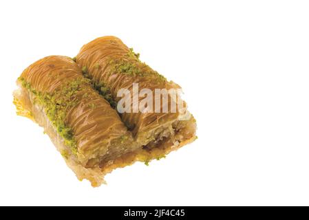 Clouse up Ansicht von zwei Stücke von geschichteten Gebäck Dessert Baklava isoliert auf weißem Hintergrund. Stockfoto