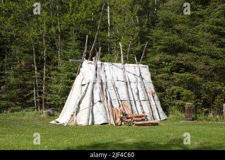 Eine Nachbildung einer Birkenrinde und einer zeltartigen Struktur aus Segeltuch am historischen Grand Portage National Monument im Norden von Minnesota, USA Stockfoto