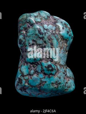 Roher türkisfarbener Edelstein, isoliert auf schwarzem Hintergrund. Stockfoto
