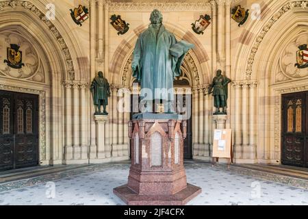 Die Bronzefigur Martin Luthers auf einem Sockel aus schwedischem Granit in der Mitte der Gedenkhalle vor dem Haupteingang des... Stockfoto