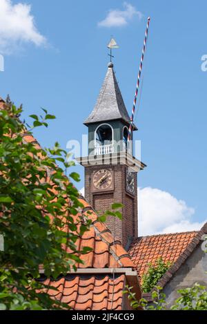 Enkhuizen, Niederlande. Juni 2022. Die Kirche und Zugbrücke des Zuiderzee Museums in Enkhuizen. Hochwertige Fotos Stockfoto